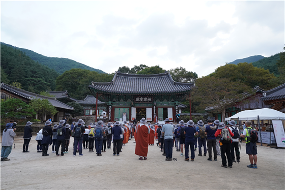 천은사 극락보전을 참배하는 순례대중2(10월 4일).png